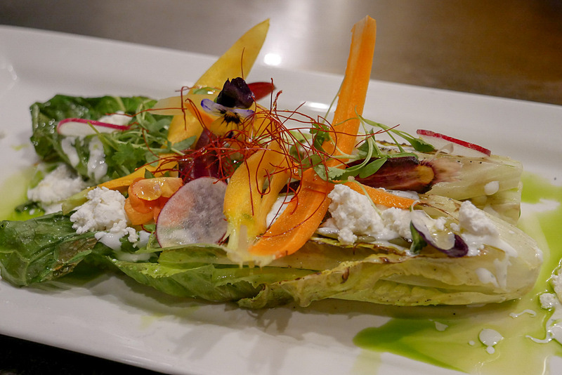 ロメインレタスの焼きサラダ。ゴートチーズやバジルソース、オリーブオイルが使われています。アメリカですので、和食っぽくないメニューも用意されているようです