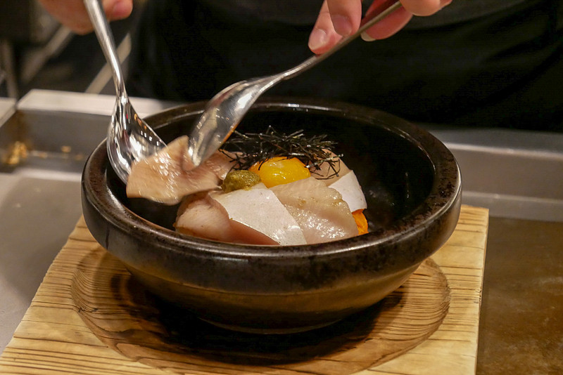 熱した器でぶりの切り身やご飯などを焼きながらビビンバ風に作る、ぶりボップ