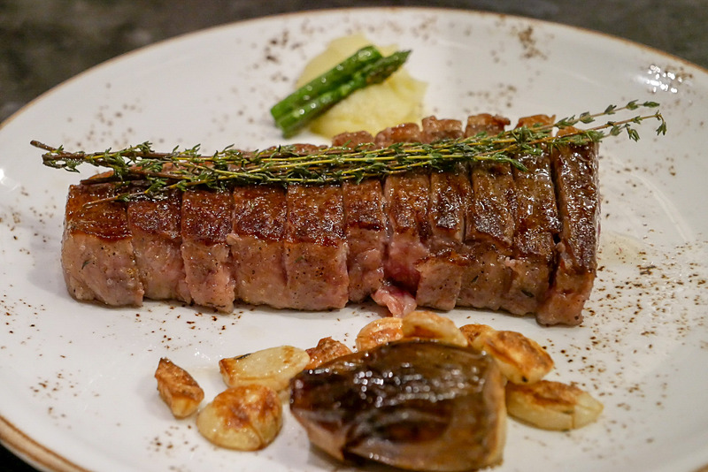 宮崎牛のステーキは、もう何も言うことなしの、納得の美味しさです