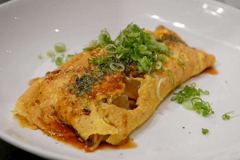 まさかアメリカでオムそばが食べられるとは思いませんでした。圧倒的な分量の料理にお腹がはち切れそうでしたが、その美味しさには大満足でした