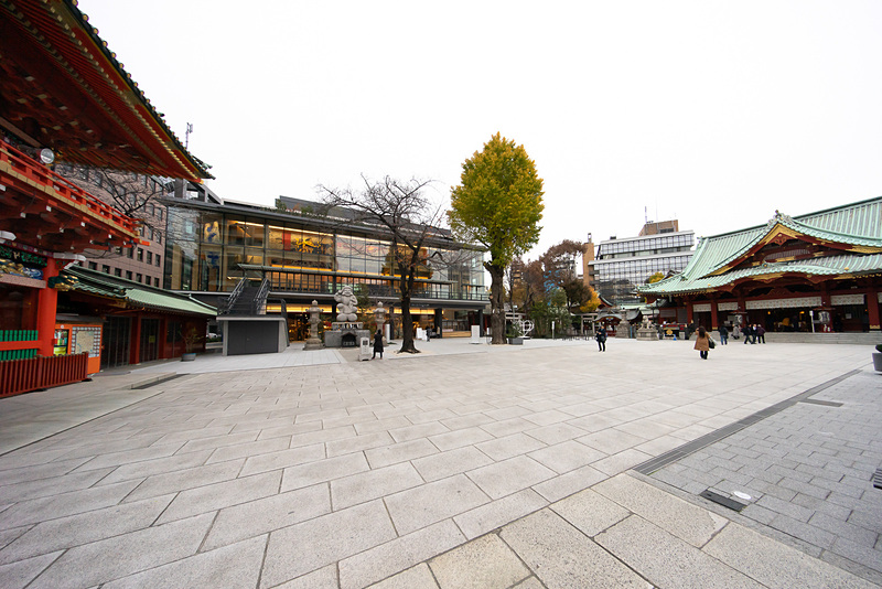 境内全景。左が正門、中央にEDOCCO、右が御社殿という位置関係になる