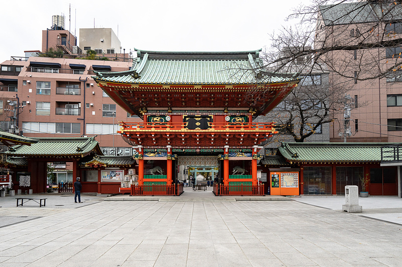 正門を境内側から見た背面