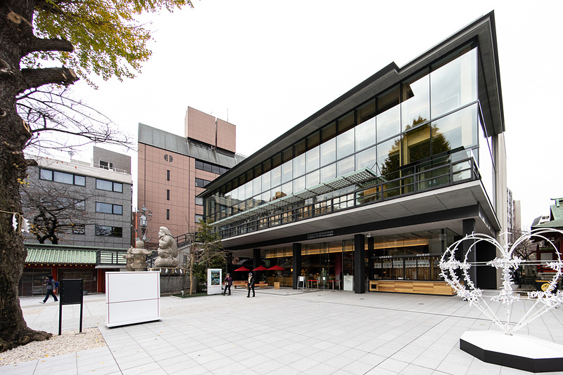 御社殿側から見たところ。手前にあるオブジェには、おみくじが結ばれている