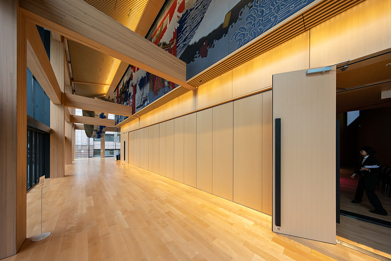 ホワイエ側から。ホールとホワイエ間を閉じている