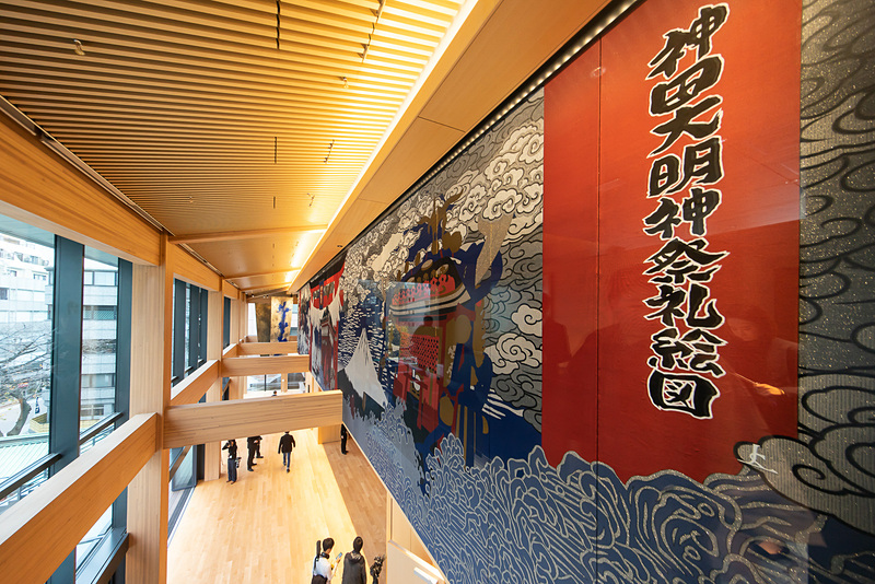 3階から「神田大明神祭札絵図（斉藤上太郎氏作）」とホワイエを見る