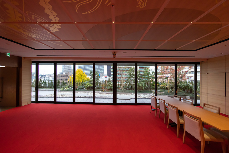 スクリーンを開けると庭園が見える。解放することも可能