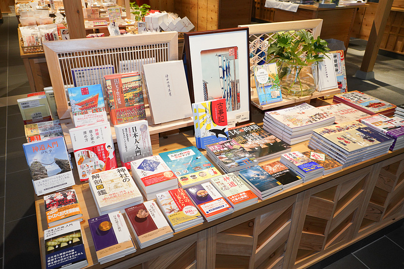 神道に関連した書籍も扱っている