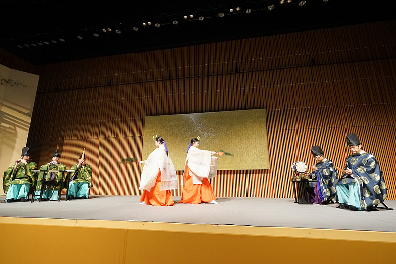 雅楽の演奏に合わせ、巫女の舞