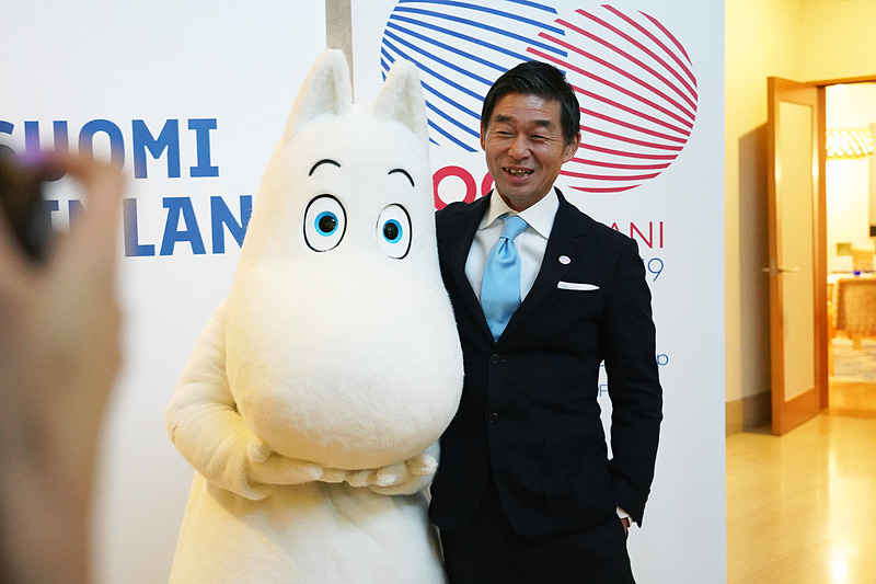 フォトセッションではサプライズでムーミンが登場して、手をつないだり、腕を組んだりの記念撮影。ムーミン大好きな藤咲さんはスマホで自撮り