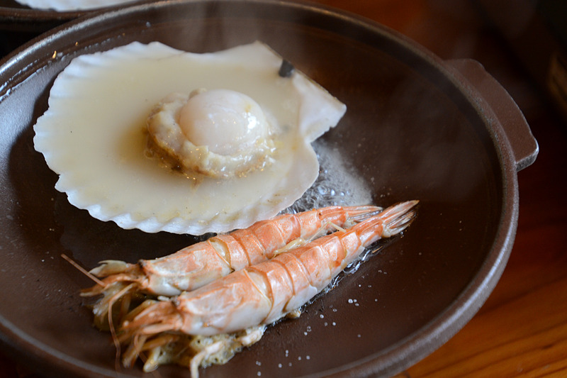 お宿お勧めの白エビ（手前）。カニに負けない甘さがあった
