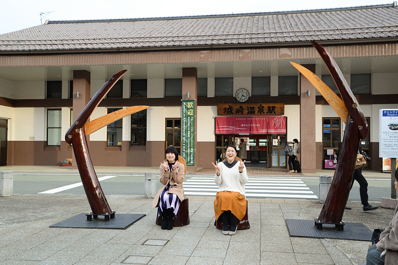 カニを堪能したあとは、城崎温泉街を散策。まずは駅前で記念撮影