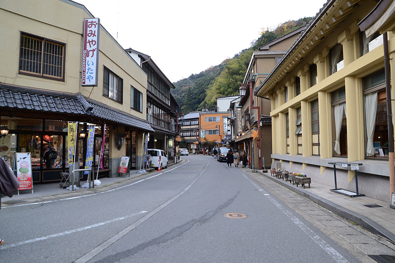 道の両端には外湯やお店が並ぶ