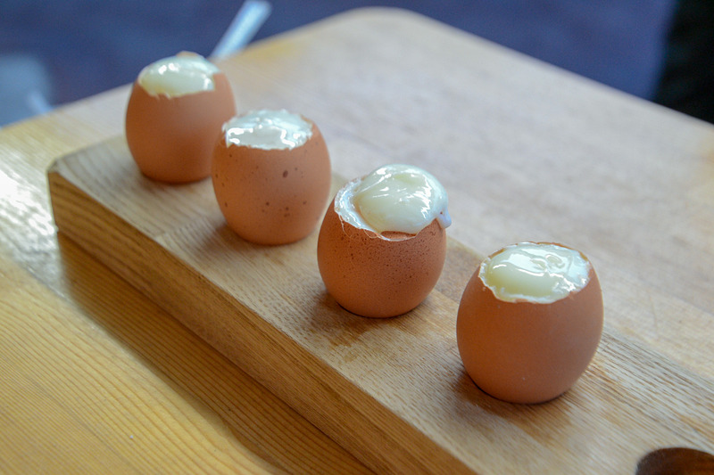 白身はプルプル、黄身はトロトロの半熟温泉たまご完成。塩をかけなくても、とても濃厚で美味しい卵だった
