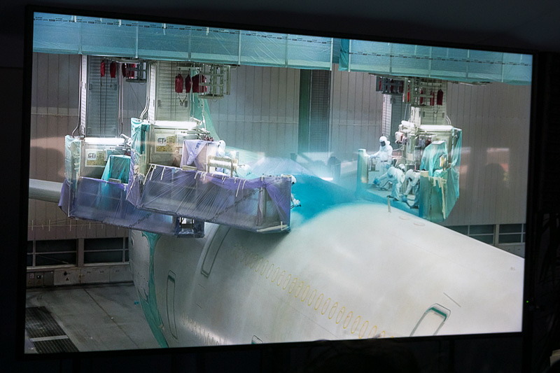 ロールアウト式典ではFLYING HONUへの塗装作業をまとめた動画が上映された