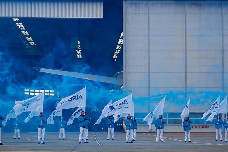 ANAブルーのスモークの奥に、「ANA」と描かれた垂直尾翼が姿を現わした