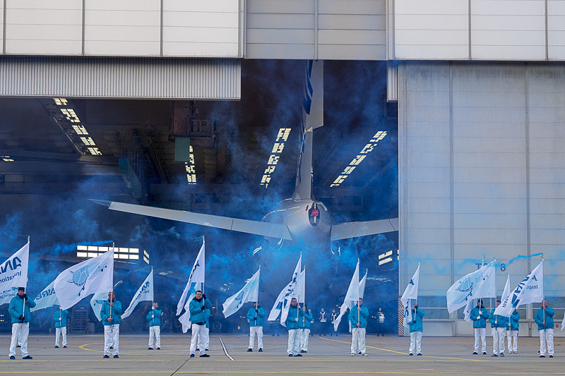 ANAブルーのスモークの奥に、「ANA」と描かれた垂直尾翼が姿を現わした