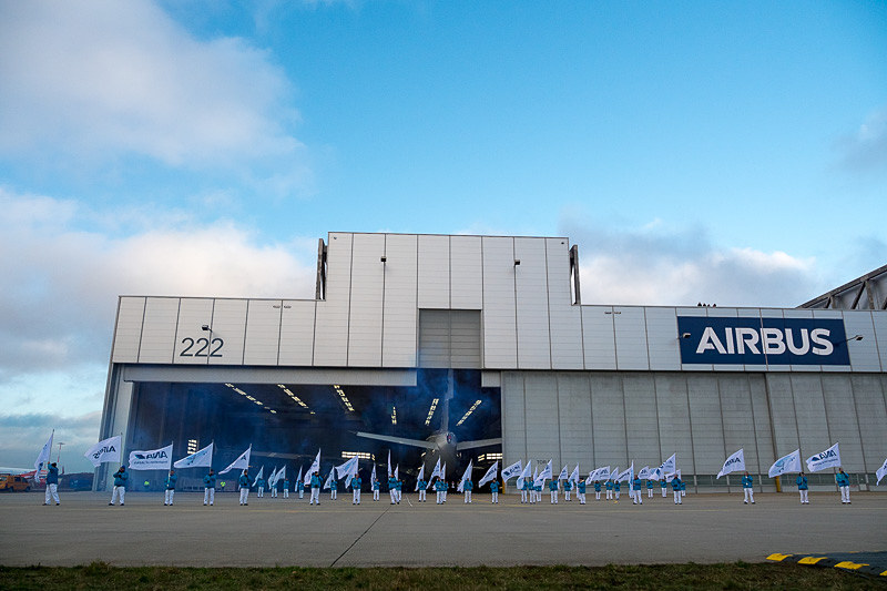 ANAブルーのスモークの奥に、「ANA」と描かれた垂直尾翼が姿を現わした