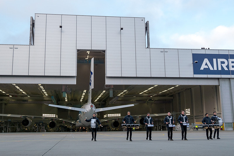 ハンガー前にパーカッションチームが搭乗。演奏しながら前に進むのに合わせ、FLYING HONUもプッシュバックを開始。徐々にハンガーから姿を見せる