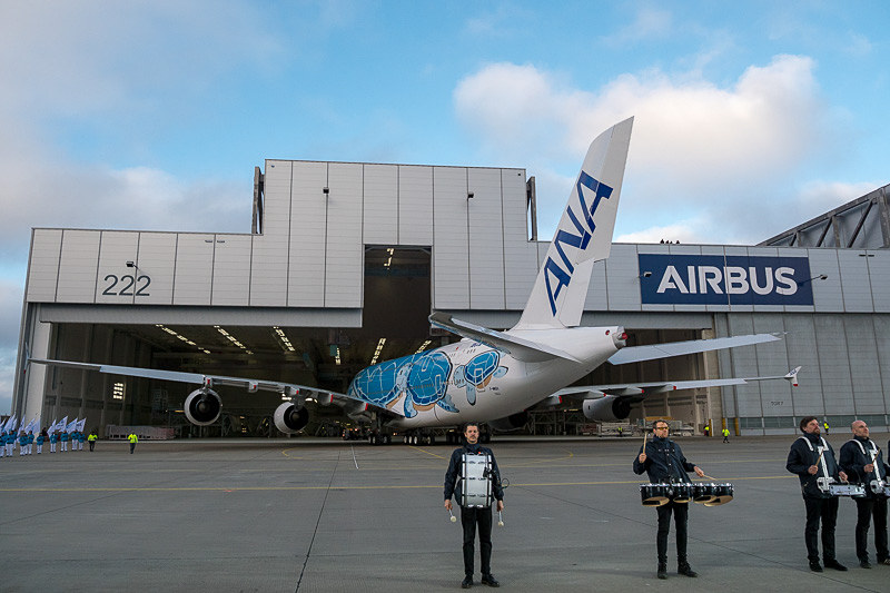 プッシュバックされて姿を見せるFLYING HONU
