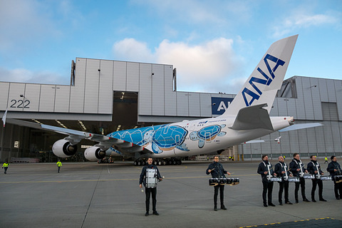 ついに披露されたANAのエアバス A380型機「FLYING HONU」を写真で紹介