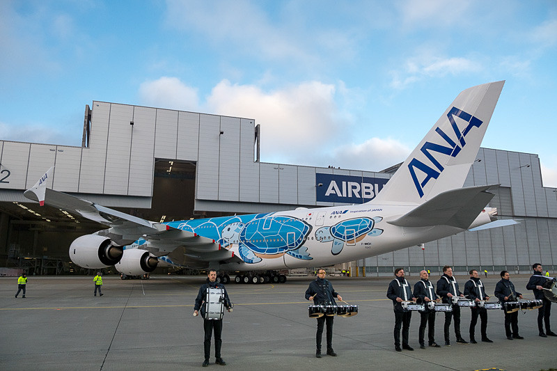 プッシュバックされて姿を見せるFLYING HONU