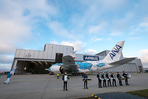 ついに披露されたANAのエアバス A380型機「FLYING HONU」を写真で紹介