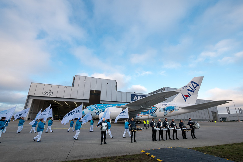 プッシュバックされて姿を見せるFLYING HONU