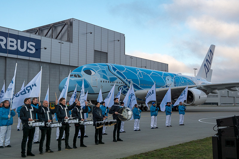 プッシュバックされて姿を見せるFLYING HONU