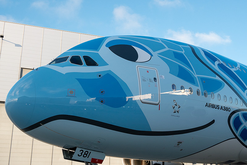 機体前方部分に顔が描かれ、コックピットの窓の脇に目、ノーズの下に口のラインが描かれている