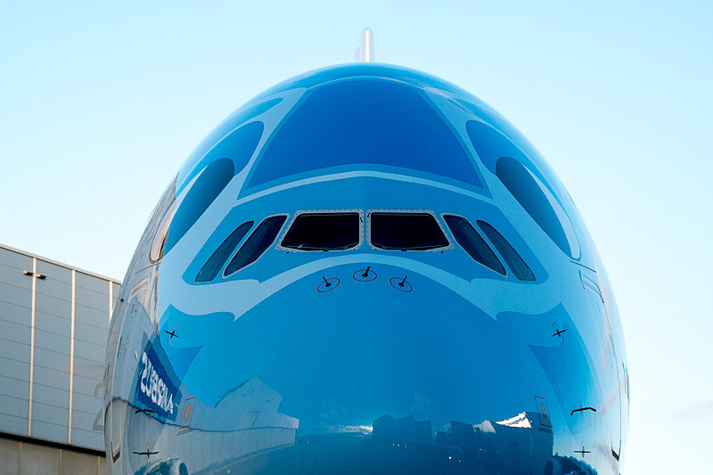 機体前方部分に顔が描かれ、コックピットの窓の脇に目、ノーズの下に口のラインが描かれている