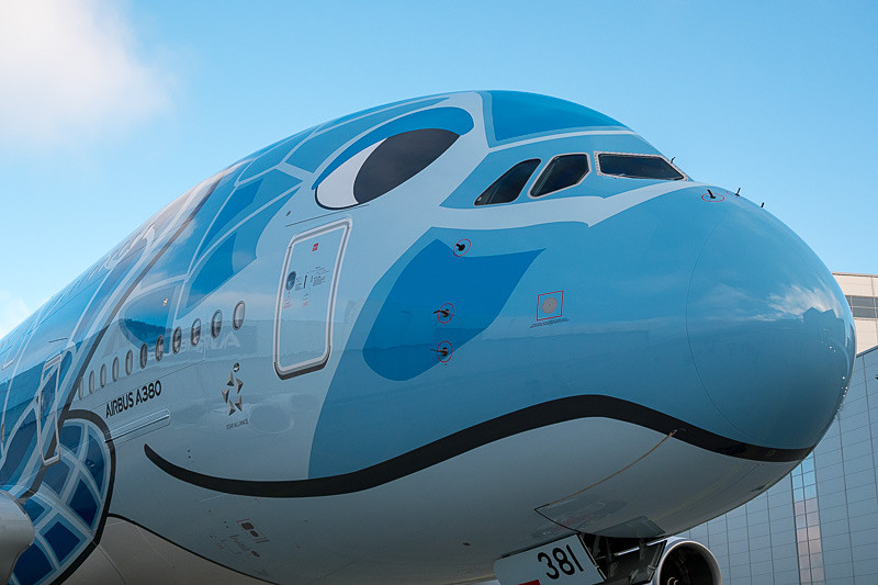 機体前方部分に顔が描かれ、コックピットの窓の脇に目、ノーズの下に口のラインが描かれている