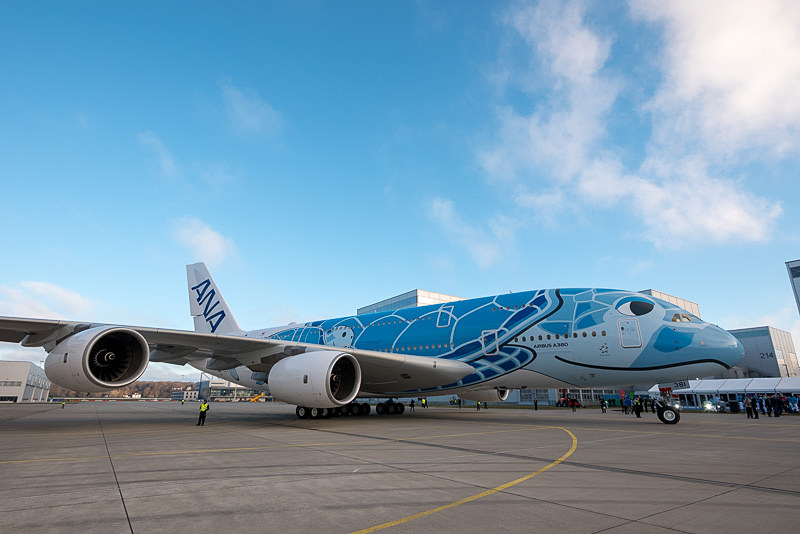 機体前方部分に顔が描かれ、コックピットの窓の脇に目、ノーズの下に口のラインが描かれている