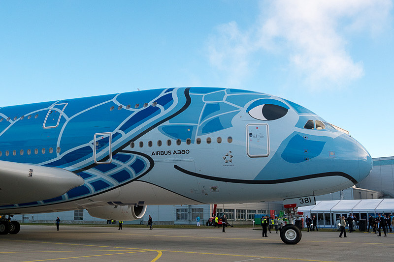 機体前方部分に顔が描かれ、コックピットの窓の脇に目、ノーズの下に口のラインが描かれている