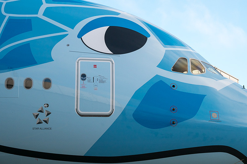 機体前方部分に顔が描かれ、コックピットの窓の脇に目、ノーズの下に口のラインが描かれている