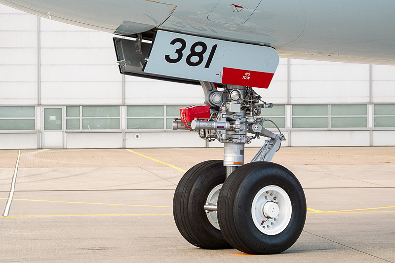 ノーズギア。このカバーにも「381」の文字があり、登録記号が「JA381A」になることを裏付けている