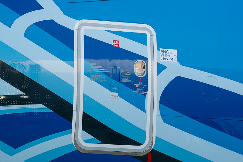 いずれも機体左側のドアで、写真左から順にメインデッキ（1階）の最前方、メインデッキの前から2番目、2階席の前方に位置するドアとなる。搭乗用として用いられるこれらの3つのドアに「ANA Wi-Fi Service 2」のロゴマークが貼られている