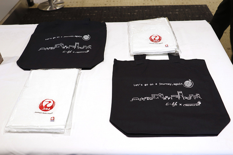 参加者にプレゼントされたオリジナルデザインのトートバックとタオル
