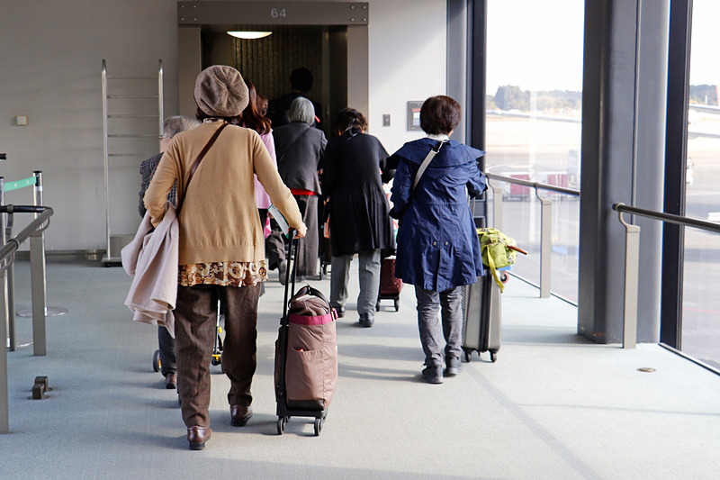 歩行が楽になるためか、キャリーバッグを預け入れせず機内へ持ち込む人が多かった