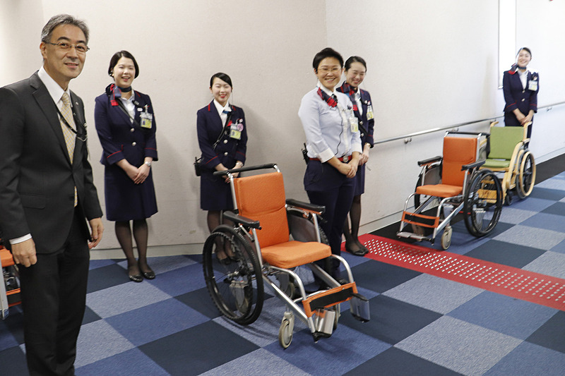 大分空港では機内から出てすぐの位置に車いすが用意され、受け入れも万全