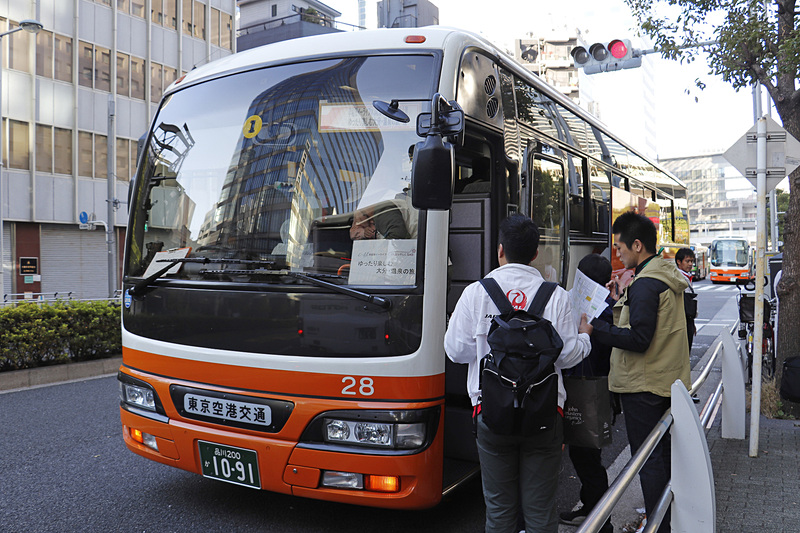参加者らは品川駅の港南口から貸し切りのリムジンバスで成田空港へ