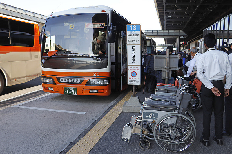 1時間ほどで成田空港に到着。関係者や空港スタッフが出迎えた