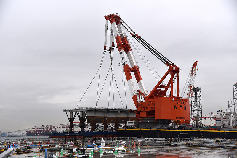 ワイヤーが掛けられピンと張り出した