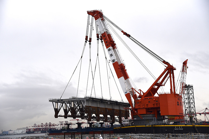 接着面が外されると一気に持ち上がる