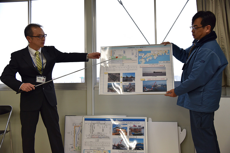 ターミナルビルが建つジャケットの場所を解説