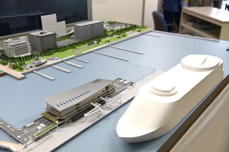 ターミナルビルのポイントは波頭と船の帆、反り屋根の3点を組み合わせた大屋根