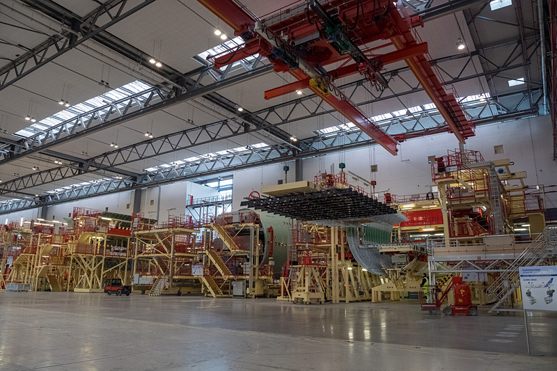 半円状態の部材へ床となる部材を取り付けている