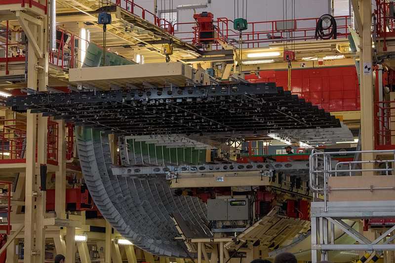 半円状態の部材へ床となる部材を取り付けている