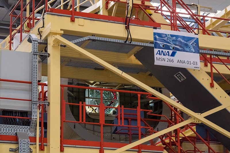 ANA向け3号機の胴体後部の組み立ても進められている