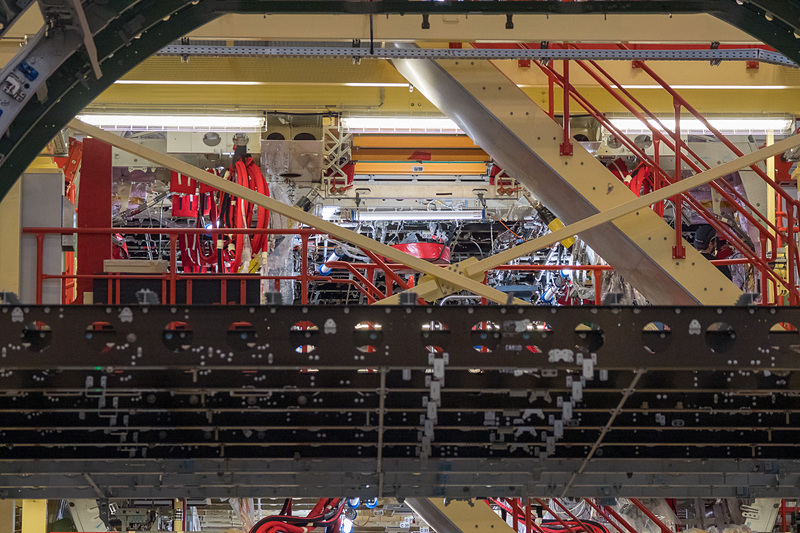 この構造組立の段階でコードなども設置されていることが分かる