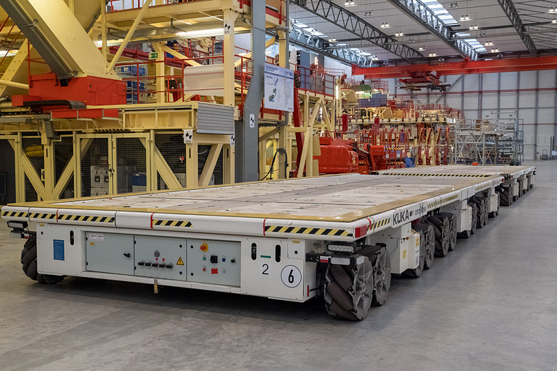 ちょっと変わった車輪が付いた台車。この車輪によって前後だけでなく、旋回せずに左右にも動けるという